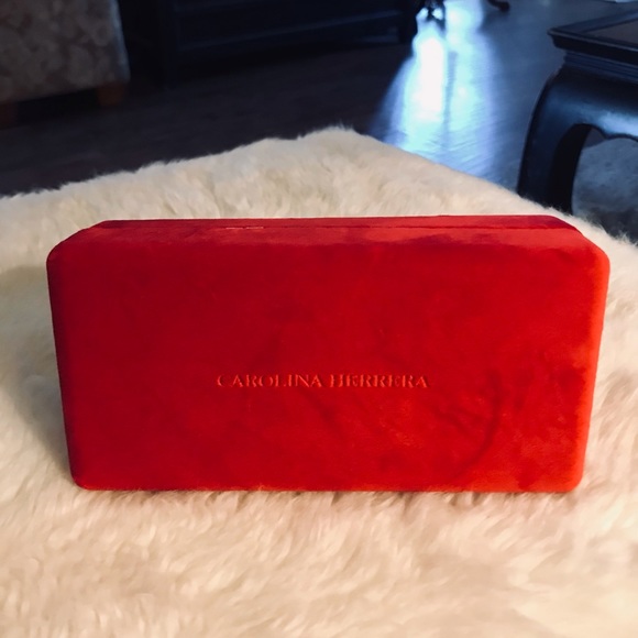 Carolina Herrera Red Velvet Glass Case - Picture 8 of 8